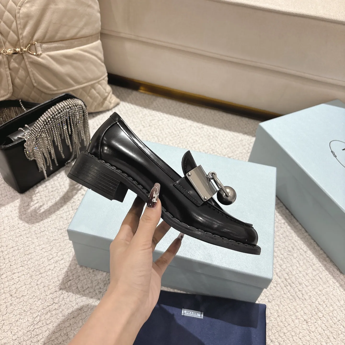 👟👟Ex-factory price 600👟👟 Prad✅Certified𝟐𝟎𝟐5𝙨𝙨 Early Spring Prada💯 #陈昊宇 Same style, many celebrity internet celebrities have the same style/medium-heeled British loafers, the metal buckle design adds a sense of sophistication, the overall shape is full of aura, and the British style small leather shoes are casual and high-end. Chen Haoyu’s same style/Prada25ss loafers! Fabric: Imported open edge beads Lining: Imported sheepskin Insole: Imported cowhide Women's model: Standard code 35-41 (customized at 40.41).  Color: black. light brown. white #陈昊宇 Same style Prada loafers # Temperament wear